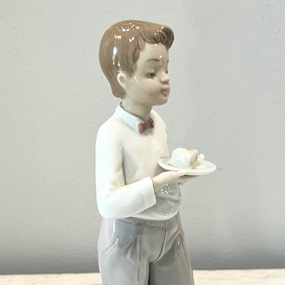 Vintage Lladro Guest of Honor Figurine 5877 Birthday Boy w Cake Presents RARE - Picture 3 of 10
